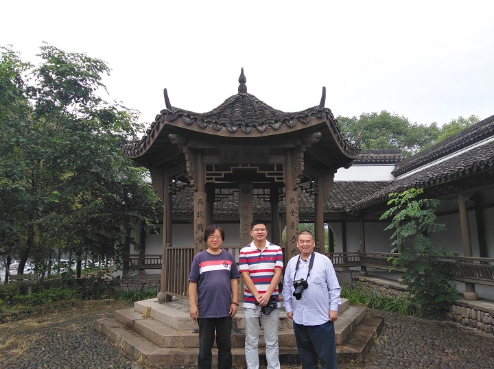 广西社科院调研组在浙江桂军阵亡将士纪念碑合影IMG_20180911_095554.jpg