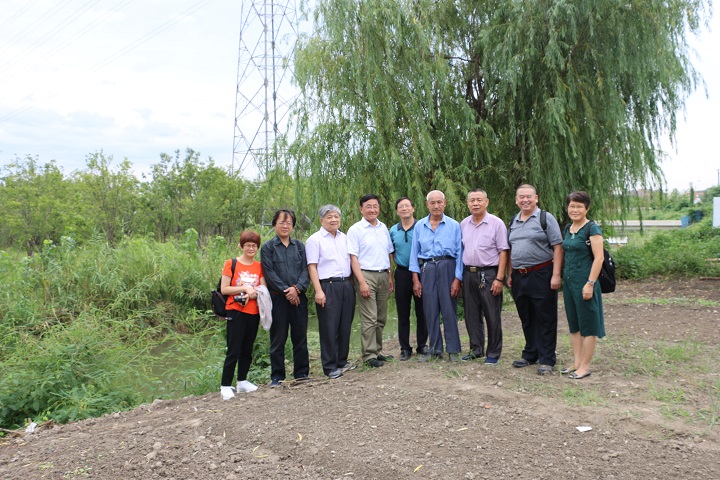 广西社科院调研组在淞沪战役主战场蕴藻浜战场遗址合影IMG_0755.jpg