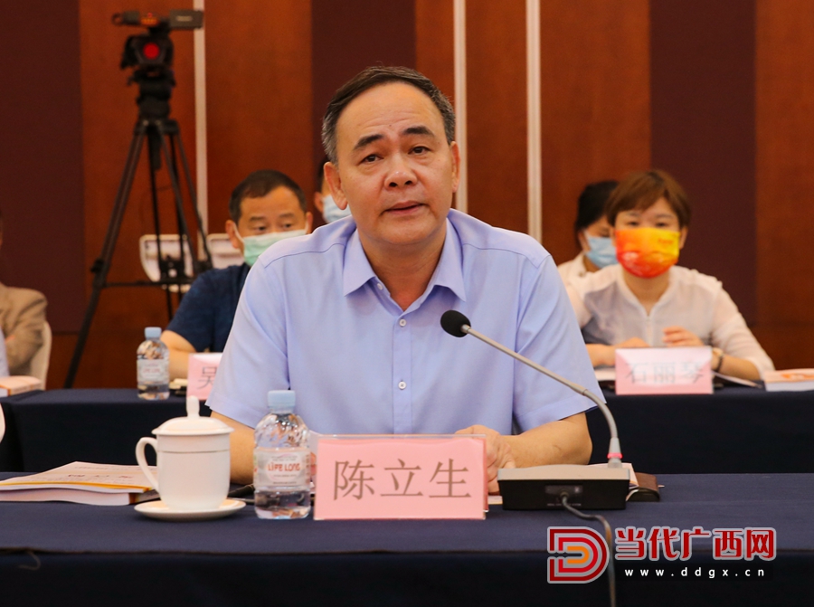 广西社会科学院党组书记、院长、研究员陈立生在会上作主旨发言。.jpg