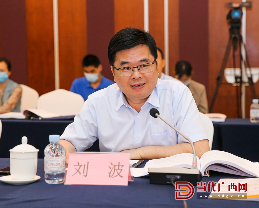 当代广西杂志社社长、总编辑刘波主持会议。.jpg